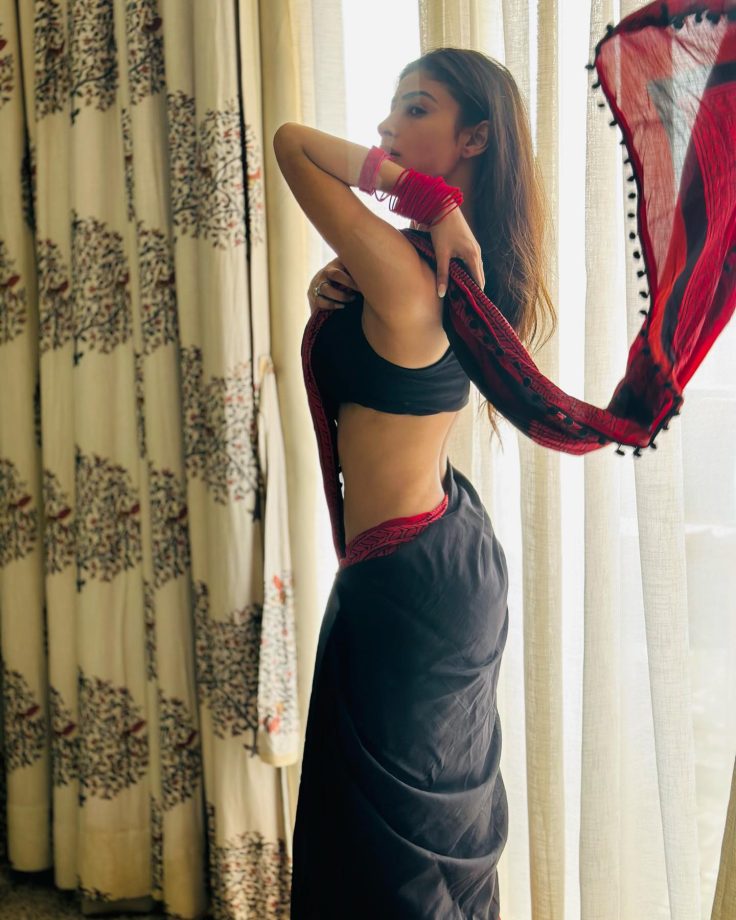 Mouni Roy's Mesmerizing Black Saree Look Takes Instagram By Storm 847922