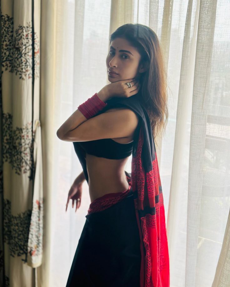 Mouni Roy's Mesmerizing Black Saree Look Takes Instagram By Storm 847924