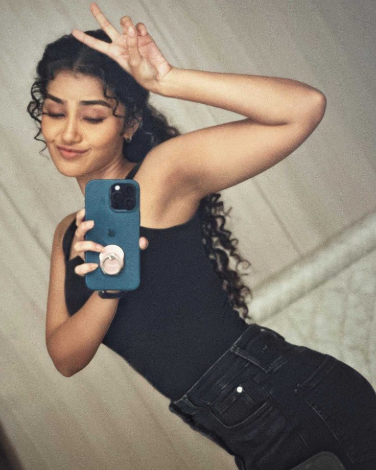 Muse in black! Anupama Parameswaran keeps it chic in sleeveless tank tee and high-waist jeans 854261