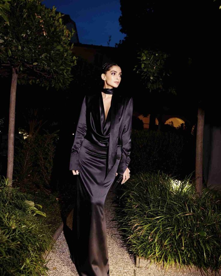 [Photos] Sonam Kapoor asserts glam in deep plunge midnight blue gown dress 854604