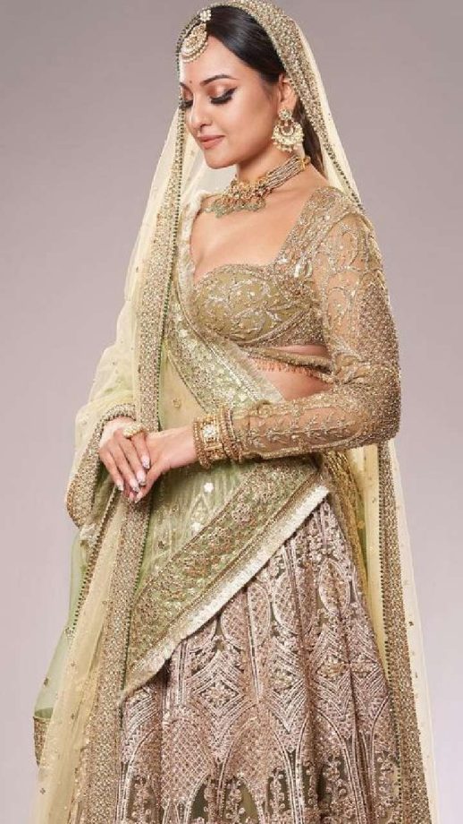 Poses in Poise! Curl your bridal lehengas like these Bollywood divas: Priyanka Chopra, Sonakshi Sinha and Parineeti Chopra 853678