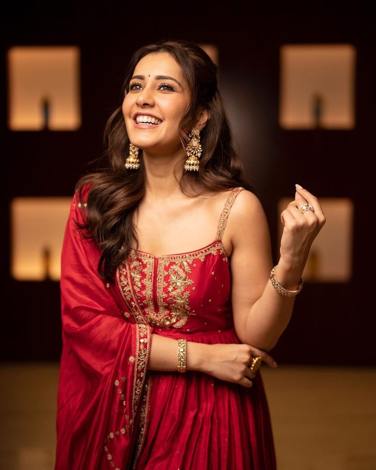 Raashi Khanna's minimalist guide to new age bridal fashion: Scoop neck blouse, ruffle skirt and more 849922