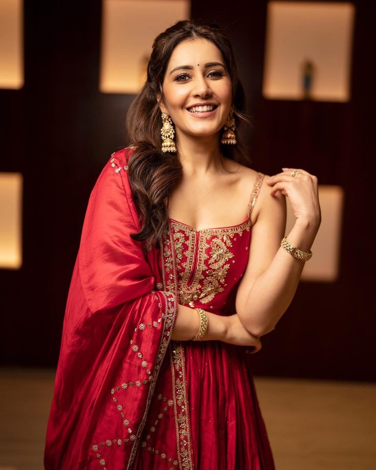 Raashi Khanna's minimalist guide to new age bridal fashion: Scoop neck blouse, ruffle skirt and more 849924