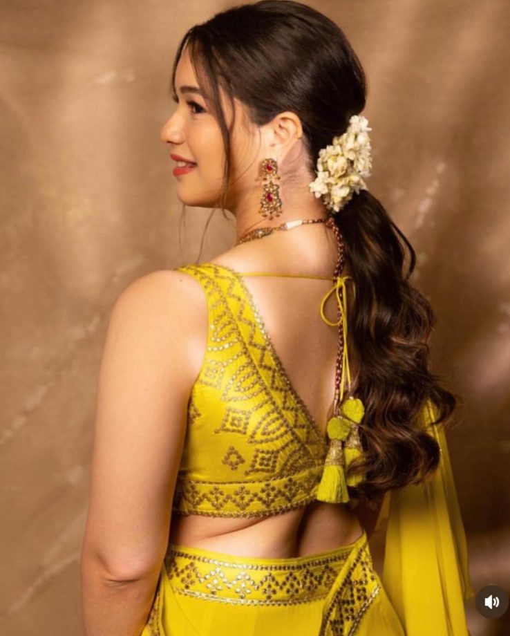 Sara Tendulkar embodies festive power in fluorescent yellow ruffle embroidered saree and backless blouse design [Photos] 854096
