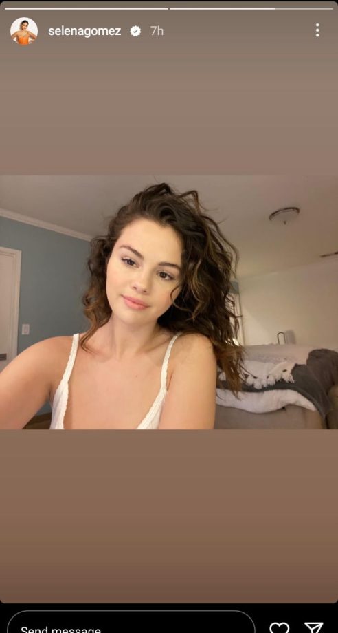 Selena Gomez' dewy no-makeup morning selfie is leaving internet awe, check out 850474