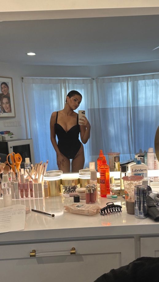 Selena Gomez Goes Bold And Beautiful As She Flaunts Figure In Black Monokini, Checkout Sizzling Selfies 851000