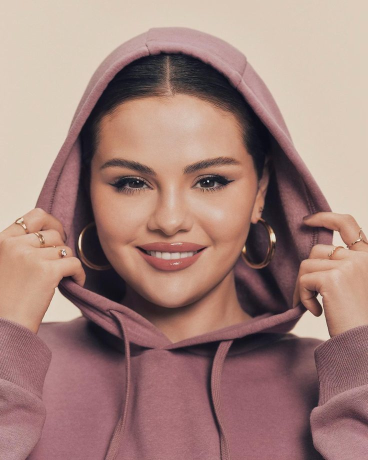 Selena Gomez’s comfy sweatshirt is your perfect winter staple 849664