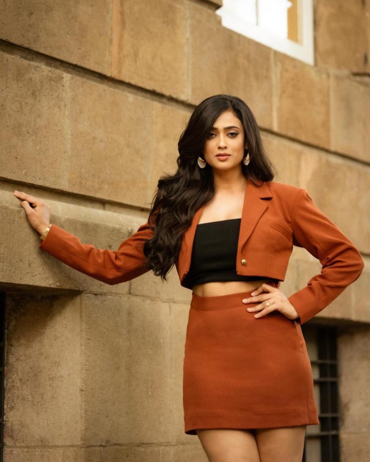 Shweta Tiwari Personifies Class In Three Piece Co-ords With Gold Dangles, Checkout Photoshoot 851606