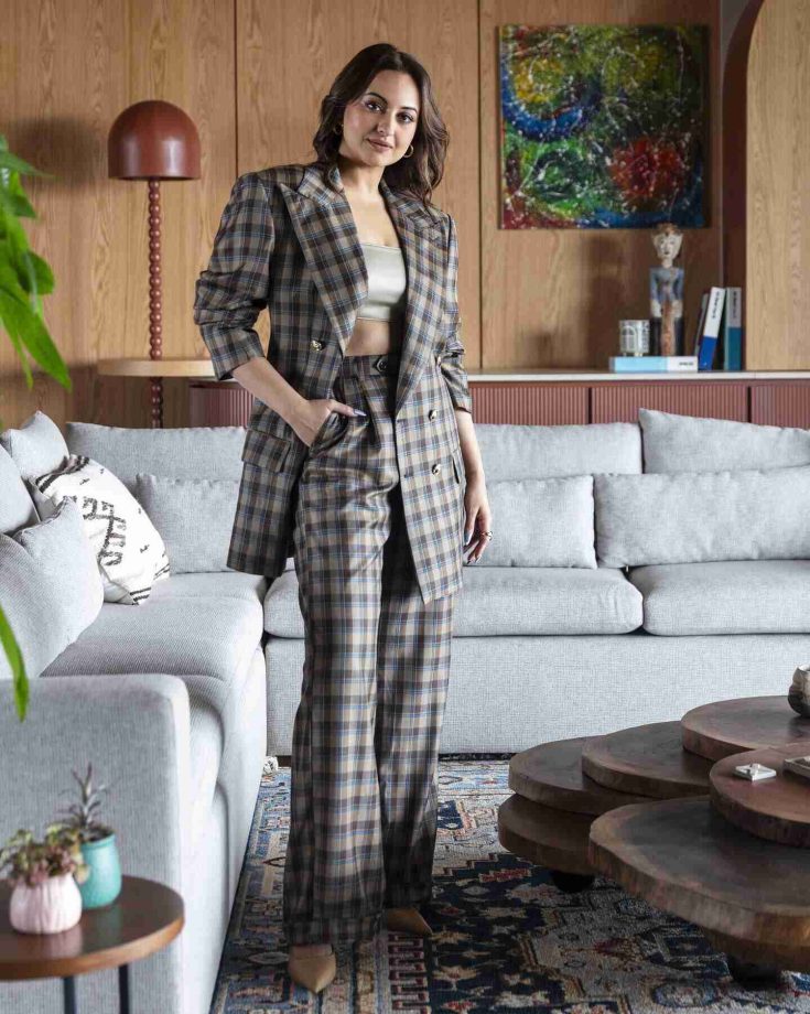 Sonakshi Sinha Gives New Home Tour In Checkered Pant Suit and Printed Co ord Set, See Photos 854591