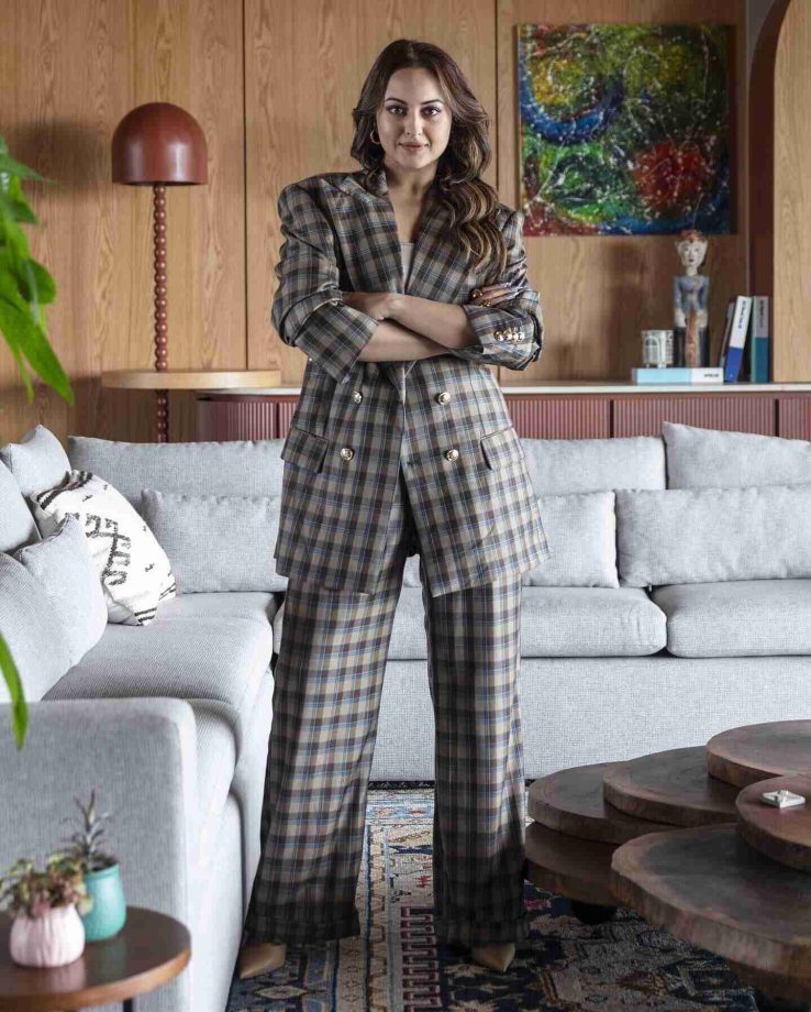 Sonakshi Sinha Gives New Home Tour In Checkered Pant Suit and Printed Co ord Set, See Photos 854592