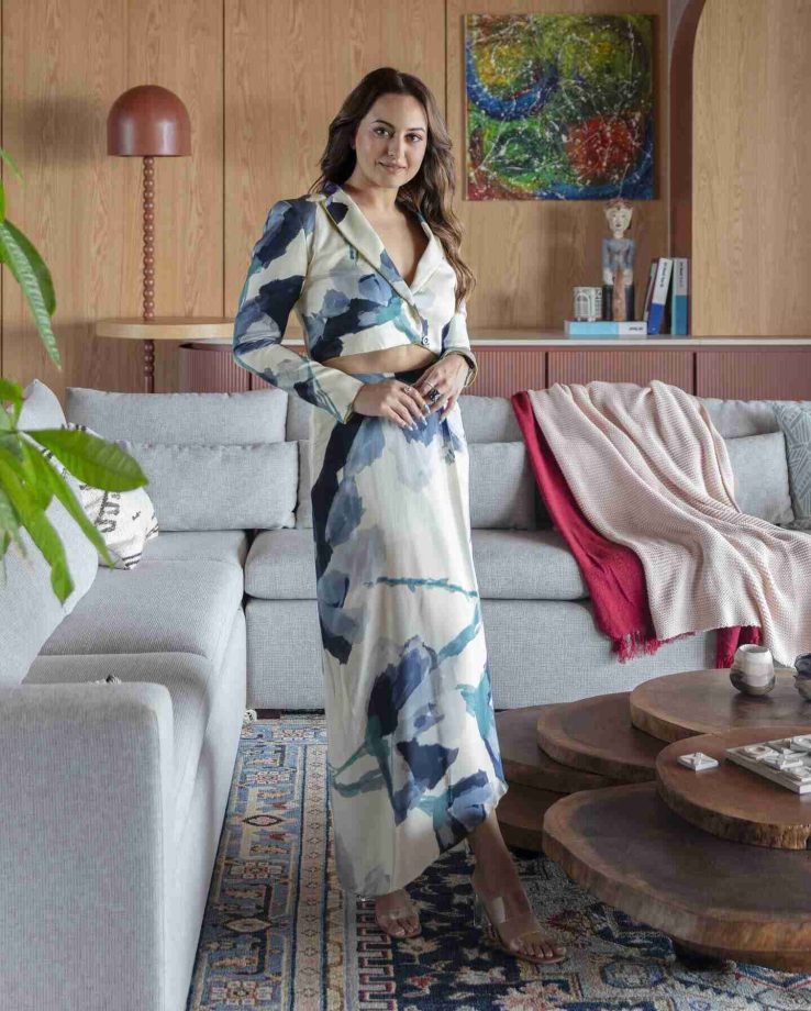 Sonakshi Sinha Gives New Home Tour In Checkered Pant Suit and Printed Co ord Set, See Photos 854593