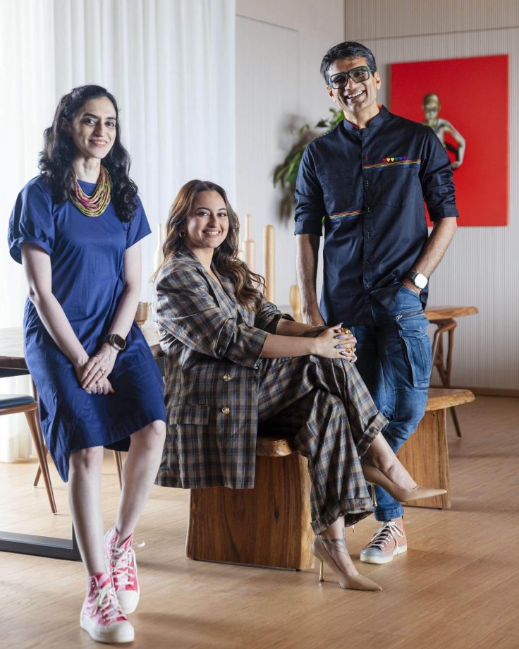 Sonakshi Sinha Gives New Home Tour In Checkered Pant Suit and Printed Co ord Set, See Photos 854583