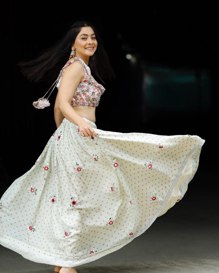 Sonalee Kulkarni Turns 'Masakali' In White Bodice And Skirt 848501
