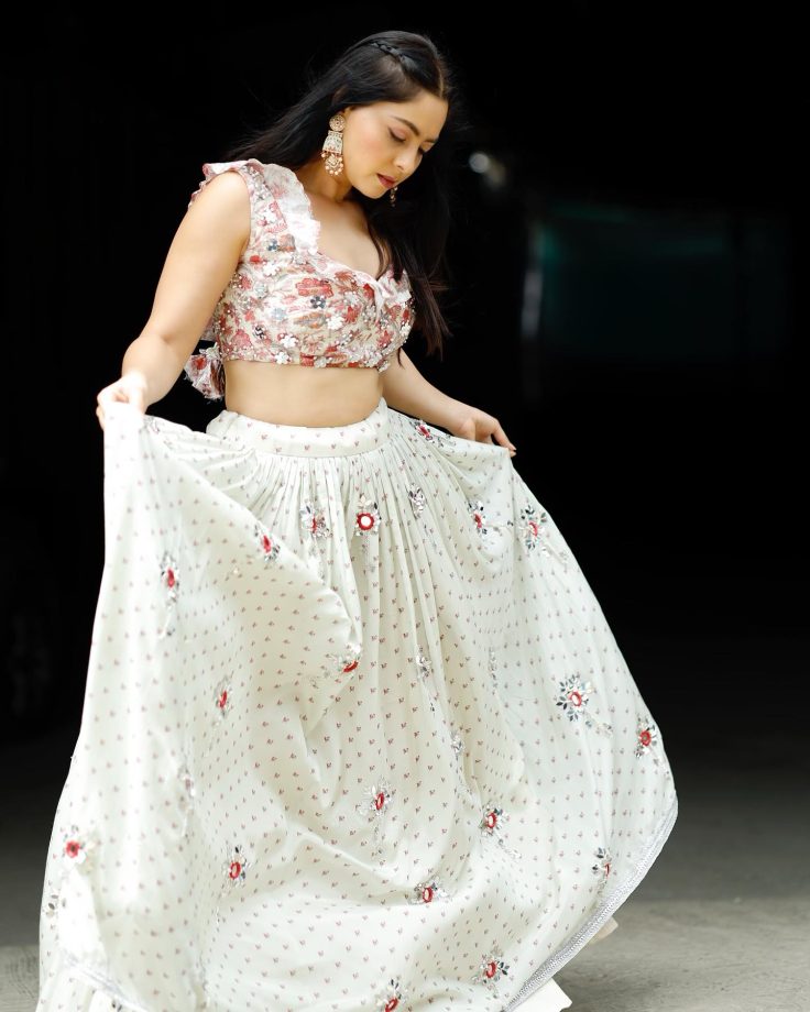 Sonalee Kulkarni Turns 'Masakali' In White Bodice And Skirt 848503
