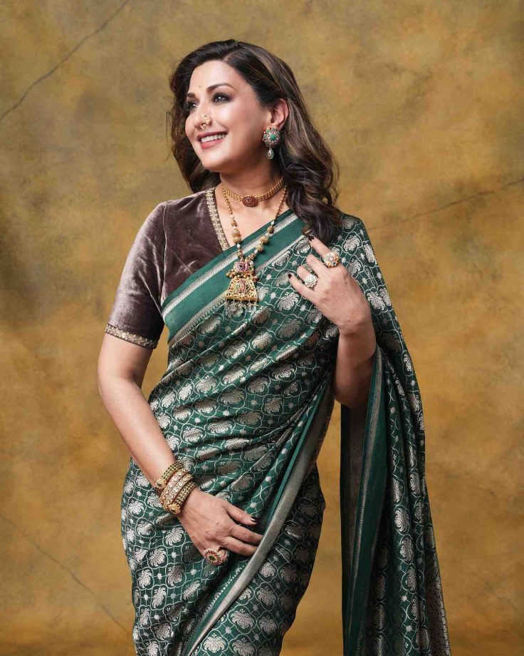 Sonali Bendre ups grace in emerald green embroidered silk saree, Twinkle Khanna says 'lovely' 855790