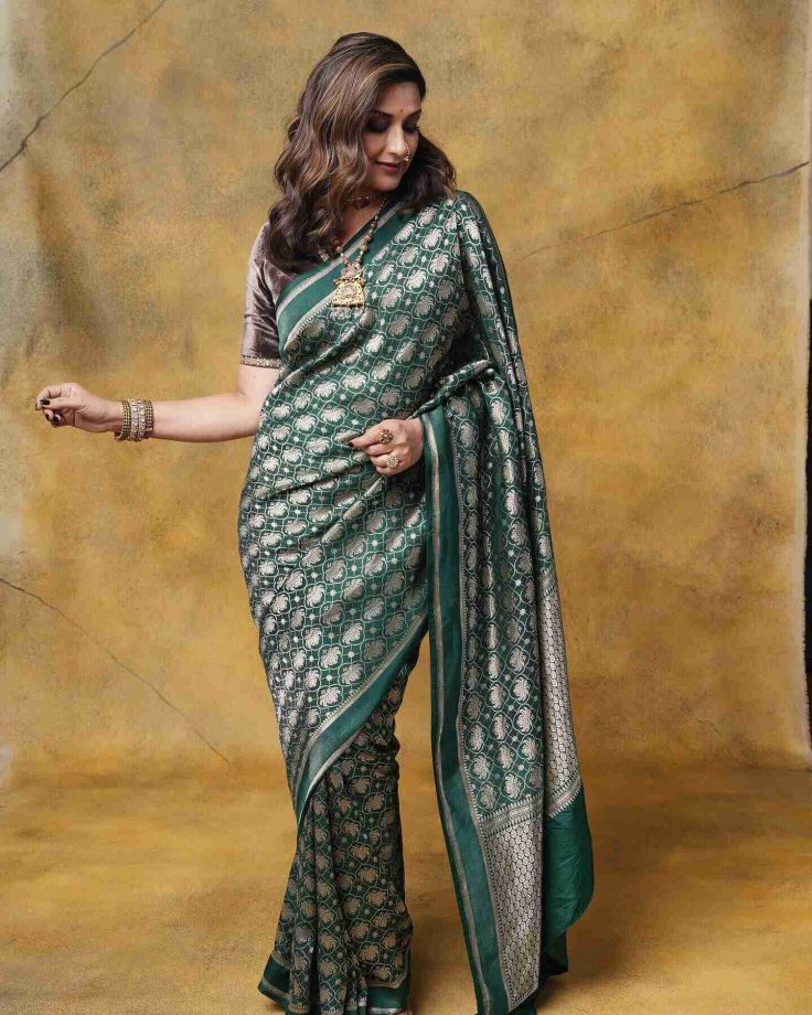 Sonali Bendre ups grace in emerald green embroidered silk saree, Twinkle Khanna says 'lovely' 855792