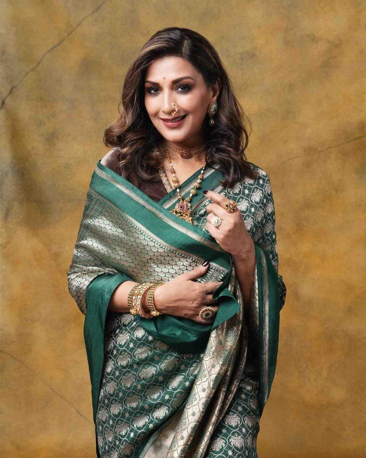Sonali Bendre ups grace in emerald green embroidered silk saree, Twinkle Khanna says 'lovely' 855789