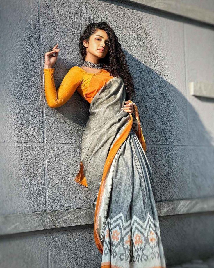 Stir glam in simple blouse designs like Anupama Parameswaran, Kajal Aggarwal and Sai Pallavi 855495