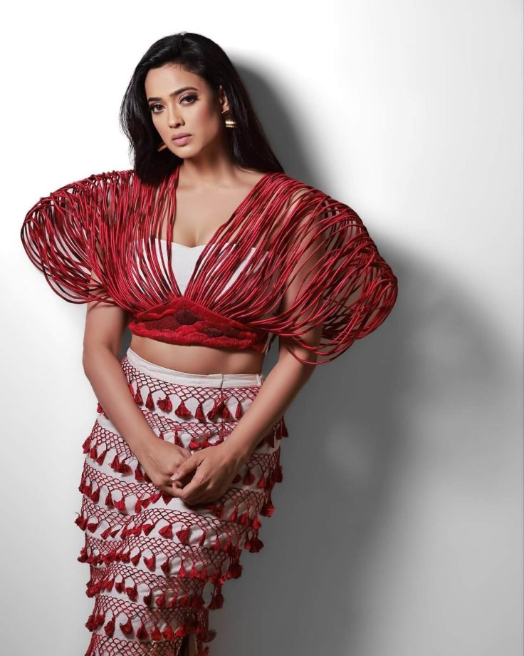 Stunner! Shweta Tiwari amplifies her tube top-pencil skirt with a red flair 847934