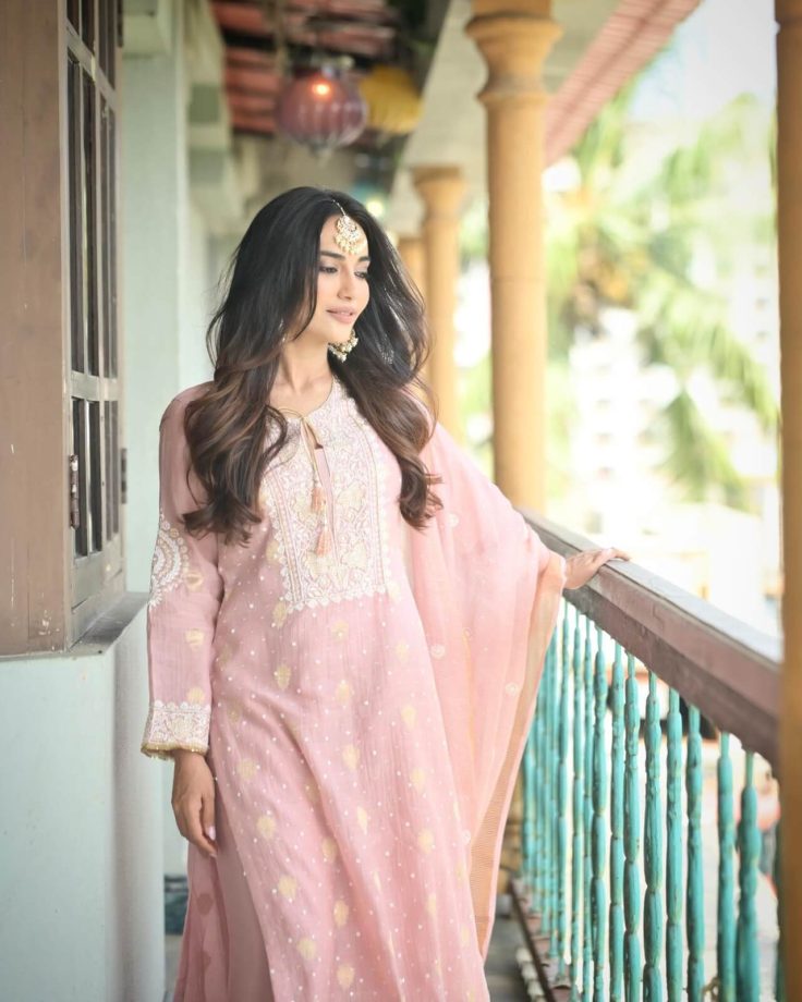 Surbhi Jyoti Is In A Mood To Give Us Serious Ethnic Style Goals; Check Her Stunning Fashion Display 851173