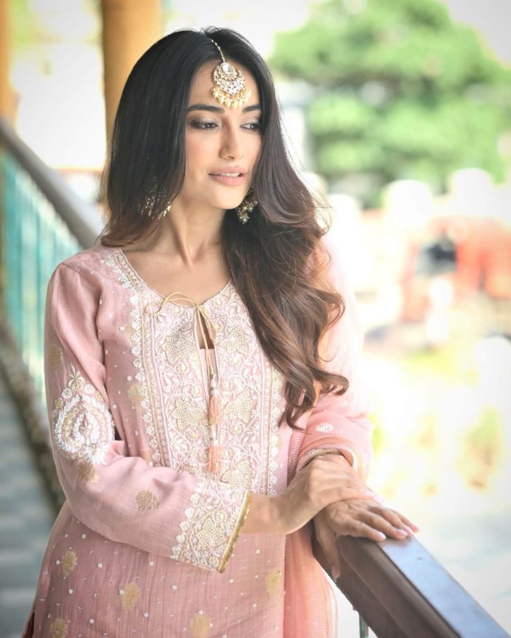 Surbhi Jyoti Is In A Mood To Give Us Serious Ethnic Style Goals; Check Her Stunning Fashion Display 851169