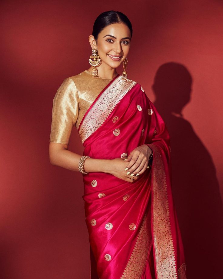 Tailor your traditional blouses like Pooja Hegde, Tamannaah Bhatia and Rakul Preet Singh 852924
