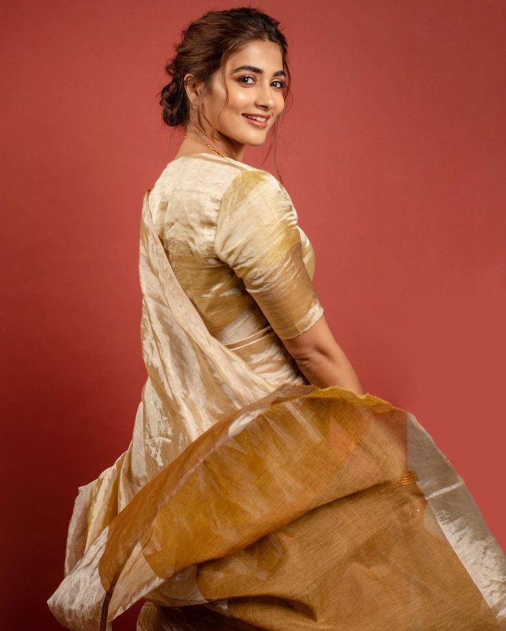 Tailor your traditional blouses like Pooja Hegde, Tamannaah Bhatia and Rakul Preet Singh 852915