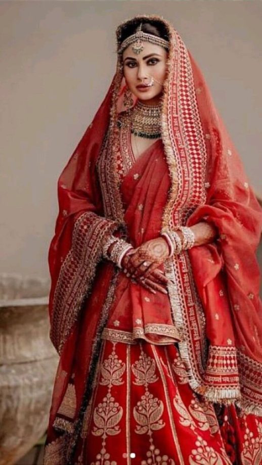 Take the modern 'bridal poses' in lehenga code from Divyanka Tripathi, Shehnaaz Gill and Mouni Roy 853186