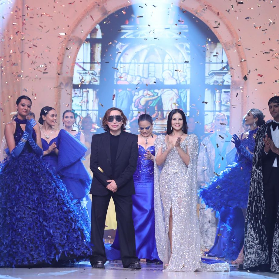 Urvashi Rautela VS Sunny Leone: Whose Glittery Bodycon Gown With Sultry Neckline Is Majestic? 851145