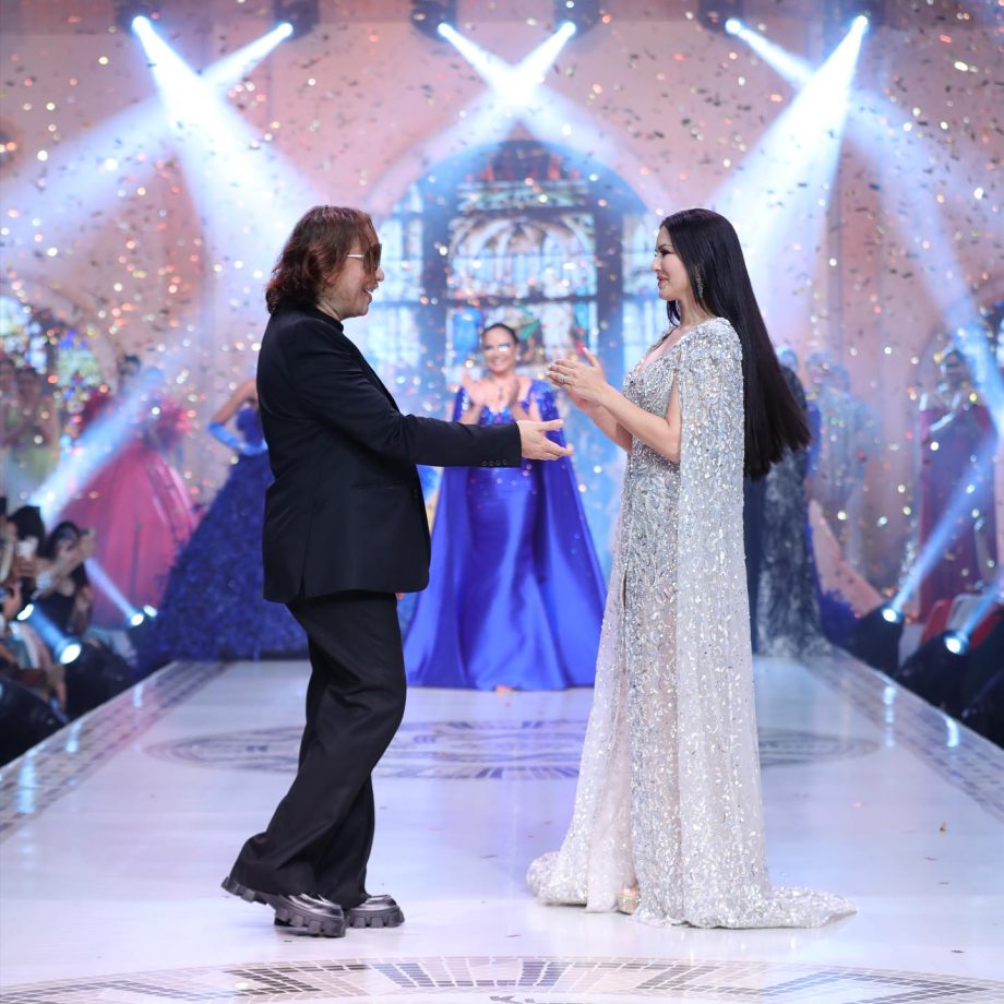 Urvashi Rautela VS Sunny Leone: Whose Glittery Bodycon Gown With Sultry Neckline Is Majestic? 851146