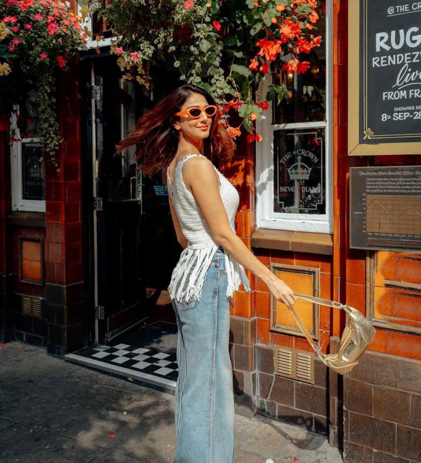 Vaani Kapoor rings summer vibes in plunge neck crochet top and denim jeans [Photos] 853791