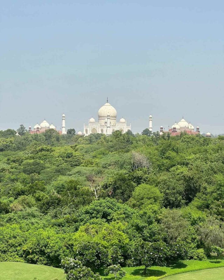 Viral Photos! Malaika Arora can’t get enough of the Taj Mahal, looks divine in white ethnic ensemble 848185