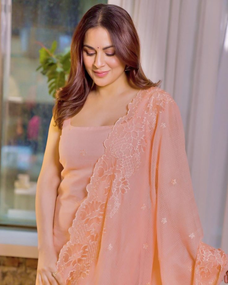 Viral Photos! Shraddha Arya is desi babe in peach pink salwar suit 850202