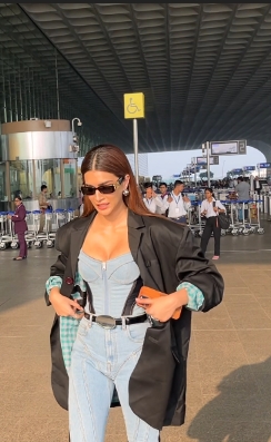 Airport Fashion Look: Kriti Sanon, Kareena Kapoor to Kangana Ranaut's style guide 859831
