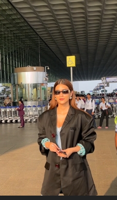 Airport Fashion Look: Kriti Sanon, Kareena Kapoor to Kangana Ranaut's style guide 859832