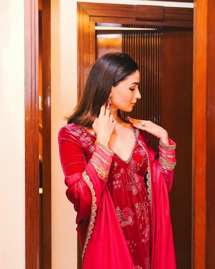 Alia Bhatt Spreads Ethnic Charm In Red Salwar Suit With Bindi, See Photos 863797