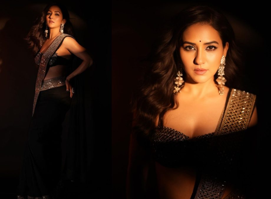 All Shine & Sassy! Neeti Mohan glams up in sequinned black saree 863826