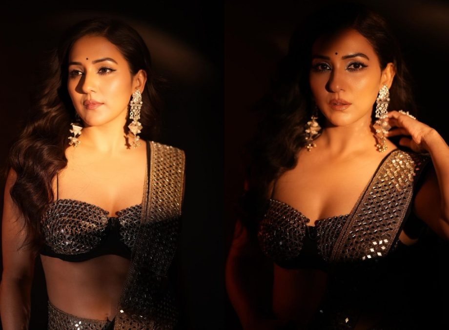 All Shine & Sassy! Neeti Mohan glams up in sequinned black saree 863825