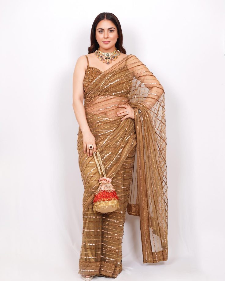 Be The Modern Naari Like Shraddha Arya, Rashami Desai, And Mouni Roy In Sultry Blouse Neck Design 857873
