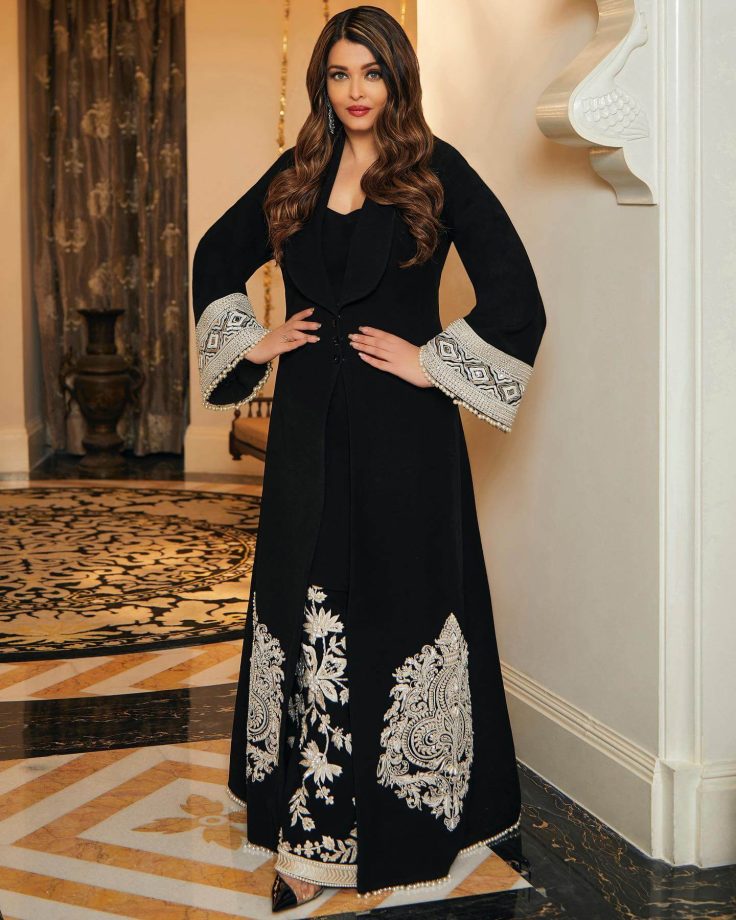 Beauty in Black! Aishwarya Rai revamps glam in gown with low neckline [Photos] 859188
