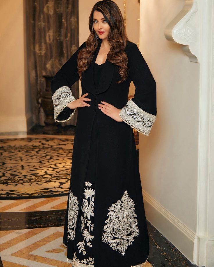 Beauty in Black! Aishwarya Rai revamps glam in gown with low neckline [Photos] 859186