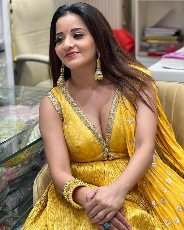 Bhojpuri actress Monalisa looks divine in deep neck yellow embellished salwar suit [Photos] 864635