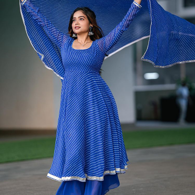 Bigg Boss fame Manisha Rani looks like a dream in embroidered blue salwar suit [Photos] 865619