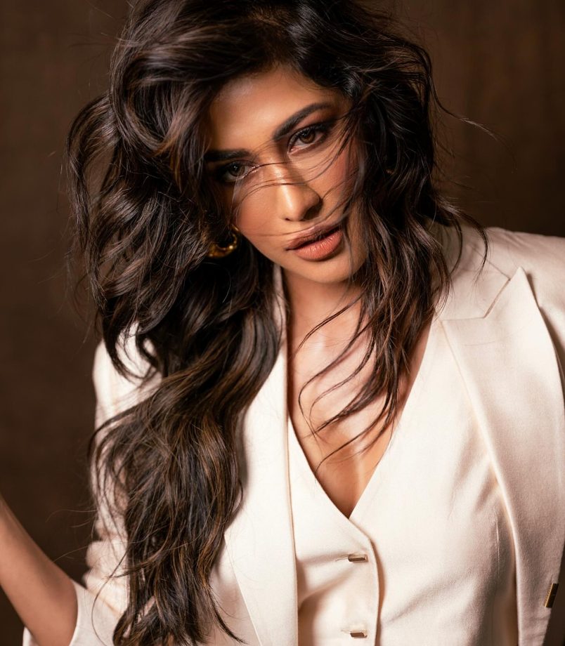 Chitrangda Singh enables power in ivory pant suit, check out photos 863464