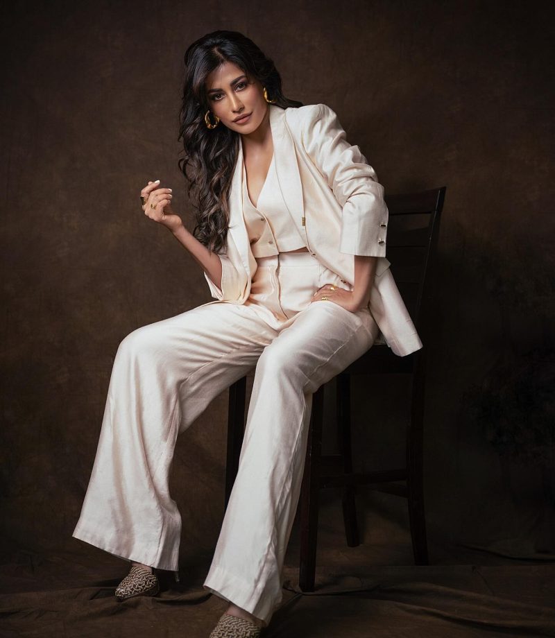 Chitrangda Singh enables power in ivory pant suit, check out photos 863467