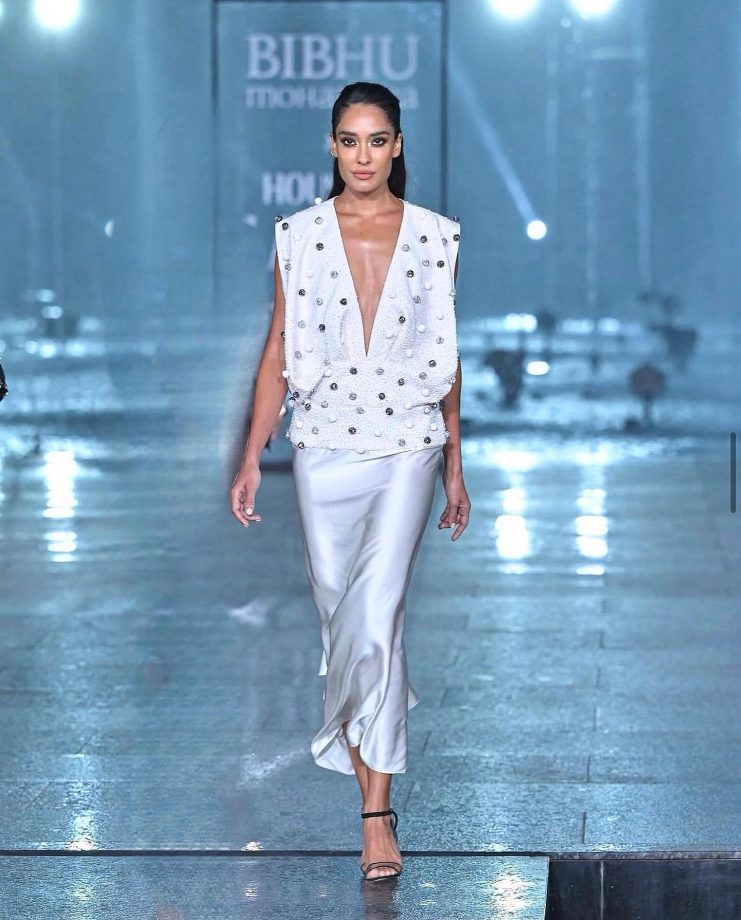 Dressed to the Nines: Lisa Haydon stuns in a Rs. 544,893 cocktail dress by Bibhu Mohapatra! 862252