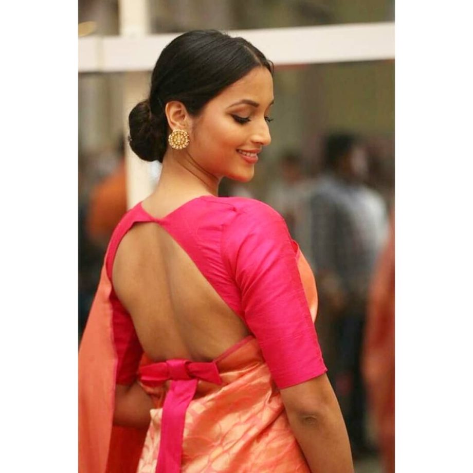 Flex your sarees swag with these blouse back designs: Cues from Srinidhi Shetty, Samantha Ruth Prabhu and Rashmika Mandanna 857466