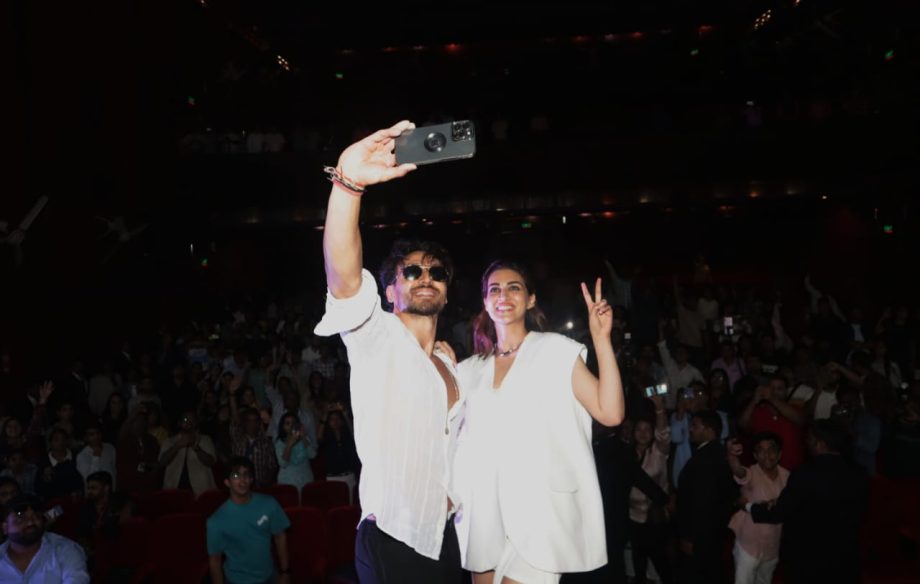 Ganapath Fever Takes Over Delhi! Buzz is so high that Fans go absolutely crazy watching Tiger Shroff and Kriti Sanon at Ganapath promotions in Delhi! 862524