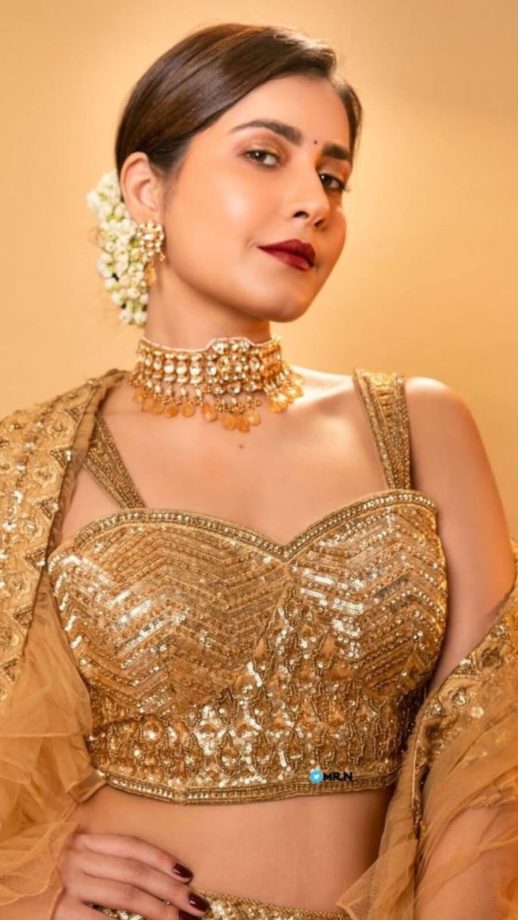 Gold Necklace Designs: Craft your jewellery like Shanaya Kapoor and Raashi Khanna 857804
