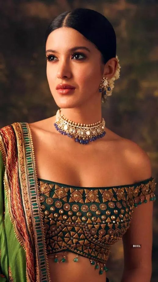Gold Necklace Designs: Craft your jewellery like Shanaya Kapoor and Raashi Khanna 857803